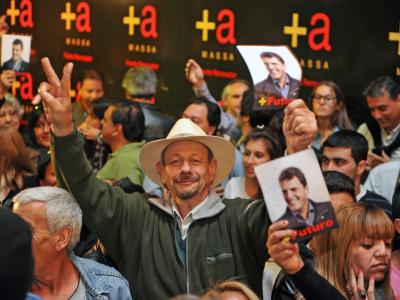 In der argentinischen Stadt Tigre halten Anhänger des Bürgermeisters Sergio Massa Bilder ihres Kandidaten hoch. Foto: Enrique Garcia Medina Wahl in Argentinien