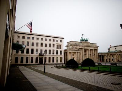 Die US-Botschaft in Berlin befindet sich direkt neben dem Brandenburger Tor. Foto: Kay Nietfeld US-Botschaft in Berlin