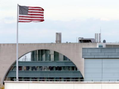 Gerade einmal 350 Meter Luftlinie trennen die amerikanische Botschaft zum Bundeskanzleramt. Foto: Wolfgang Kumm US-Botschaft mit Bundeskanzleramt