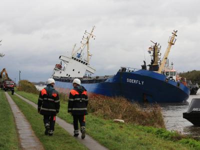 Die «Siderfly» liegt mit Schlagseite an der Kanalböschung bei Brunsbüttel. Foto: Christian Charisius Schiffskollision auf Nord-Ostsee-Kanal