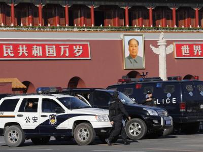 Unfall oder Terrorakt? Die Pekinger Polizei untersucht die Unglücksstelle nahe dem Tian'anmen Platz. Foto: Rolex Dela Pena Rätselhafter Unfall in Peking