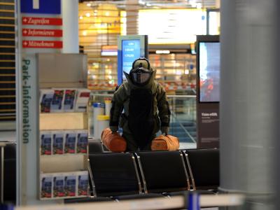 Ein Bombenentschärfer geht durch den Abflugbereich des Düsseldorfer Flughafens. Foto: dpa/Archiv Polizei fasst Verdächtigen nach Düsseldorfer Flughafen-Chaos