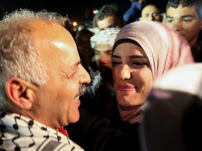 Ein aus israelischer Haft entlassener Mann wird von seiner Familie begrüßt. Foto: Atef Safadi Heimkehr