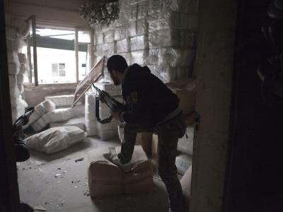 Ein Kämpfer der Assad-Gegner in Aleppo. Syriens Exil-Opposition distanziert sich jetzt von radikalen Islamisten unter den Rebellen. Foto: Maysun/Archiv Kämpfer