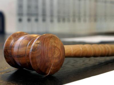 Ein hölzerner Hammer auf der Richterbank eines Verhandlungssaals. In Aldingen war eine Einjährige verhungert. Foto: Uli Deck/Symbolbild Richterhammer