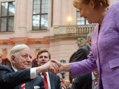 Während seiner Jahre in der Politik sei er stets davon ausgegangen, dass Telefongespräche mitgeschnitten worden seien, sagte Schmidt der Wochenzeitung «Die Zeit». Foto: Rainer Jensen/Archiv Schmidt und Merkel