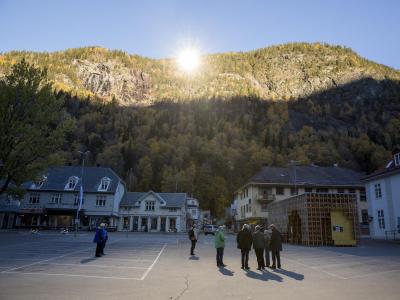 Es werde Licht: Mit riesigen Spiegeln haben die Einwohner des norwegischen Örtchens Rjukan Sonne in ihr düsteres Tal gebracht. Foto: Tore Meek Rjukan im Spiegel