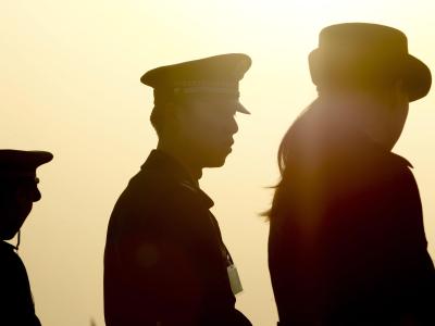 Die Polizeipräsenz auf Chinas Straßen ist noch einmal erhöht worden. Foto: Diego Azubel Chinesische Polizisten