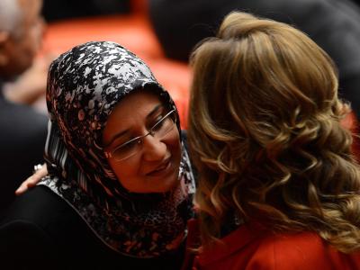 Tabubruch im türkischen Parlament: Vier weibliche Abgeordnete, unter ihnen Gülay Samanci, erschienen mit Kopftuch. Foto: Volkan Furuncu/Anadolu Agency Tabubruch im türkischen Parlament