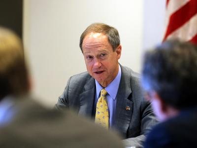 Der US-amerikanische Botschafter, John Emerson, spricht mit Journalisten in der amerikanischen Botschaft in Berlin. Foto: Wolfgang Kumm US-Botschafter