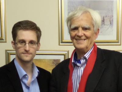 Die US-Regierung dürfte nicht begeistert sein: Mitten in Moskau hst sich Edward Snowden mit Hans-Christian Ströbele und Journalisten getroffen. Foto: Büro Hans-Christian Ströbele Ströbele trifft Snowden