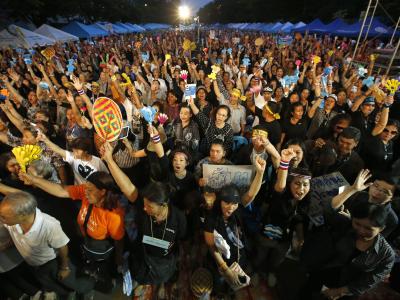 Mitten in der Nacht wurde in Thailand ein umstrittenes Amnestiegesetz verabschiedet. Mehrere tausend Demonstranten gingen auf die Straße. Foto: Rungroj Yongrit Protest in Bangkok
