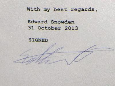 Ausschnitt des in der Bundespressekonferenz vom Grünen-Politiker Ströbele präsentierten Snowden-Briefes. Foto: Kay Nietfeld Snowden-Unterschrift