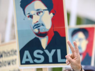 Solidaritäts-Aktion vor dem Bundeskanzleramt: Der Ex-US-Geheimdienstler Edward Snowden wendet sich an die Bundesregierung. Foto: Kay Nietfeld/Archiv Protest für Snowden
