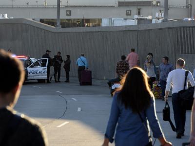 Die Zugangsstraßen zu dem Flughafen, dem Los Angeles Airport, wurden gesperrt. Foto: Micheal Nelson Los Angeles Airport