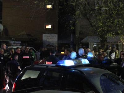 Polizeikräfte sind vor einem Wahllokal in der Stadt Kosovska Mitrovica zu sehen. Foto: Djordje Savic Wahllokale angegriffen
