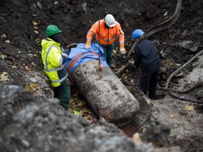 Mitarbeiter des Kampfmittelräumdienstes bereiten die Weltkriegsbombe für den Abtransport vor. Foto: Marcus Simaitis Entschärfung einer Luftmine