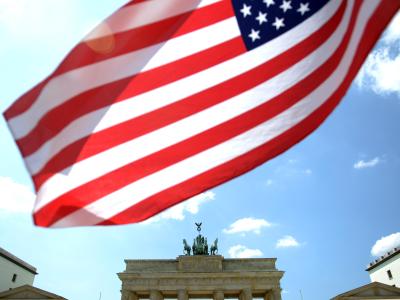Wa belastet die deutsch-amerikanischen Beziehungen mehr: die NSA oder Snowden? Foto: Rainer Jensen US-Flagge vor dem Brandenburger Tor