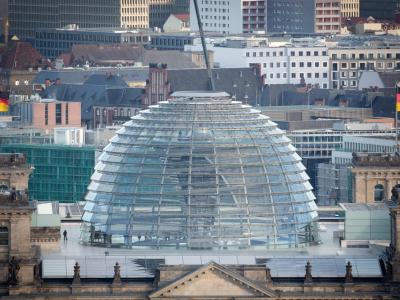 Der Bundestag könnte sich für Edward Snowden einsetzen. Foto: Kay Nietfeld Reichstag