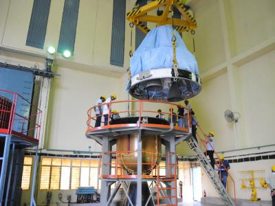 Letzte Vorbereitungen im Weltraumbahnhof von Sriharikota. Foto: Indian Space Research Organization Letzte Vorbereitungen