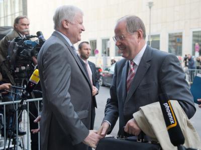 Der CSU-Vorsitzende Horst Seehofer (l) begrüßt Peer Steinbrück (SPD) vor der Bayerischen Landesvertretung in Berlin. Foto: Maurizio Gambarini Koalitionsverhandlungen