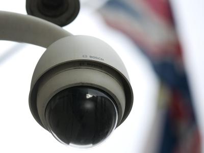 Überwachungskamera am Eingangstor der britischen Botschaft in Berlin. Foto: Michael Kappeler Überwachungskamera