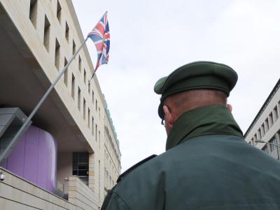 Ein Polizist vor der Botschaft Großbritanniens in Berlin. Foto: Britta Pedersen/Archiv Britische Botschaft