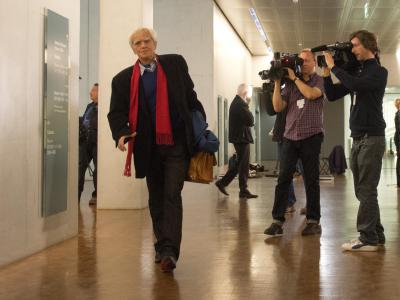 Der Grünen-Abgeordnete Hans-Christian Ströbele kommt zur Sondersitzung des Parlamentarischen Kontrollgremiums. Foto: Maurizio Gambarini Parlamentarisches Kontrollgremium