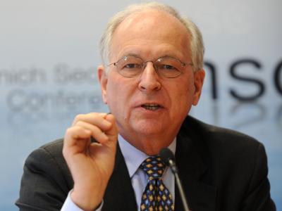 Der Leiter der Münchner Sicherheitskonferenz, Ischinger, fürchtet, dass auch andere Staaten das Handy von Kanzlerin Merkel (CDU) abhören könnten. Foto: Tobias Hase/Archiv Wolfgang Ischinger