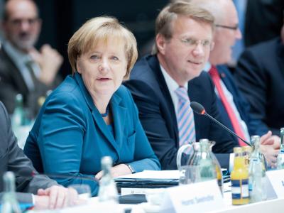Kanzlerin Merkel (CDU) und Kanzleramtsminister Pofalla nehmen an Verhandlungen über eine mögliche Regierungskoalition teil. Foto: Maurizio Gambarini Koalitionsverhandlungen