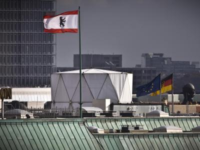Ein zylinderförmiger Aufbau auf dem Dach der britischen Botschaft in Berlin. Foto: Michael Kappeler Britische Botschaft in Berlin