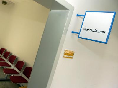 Union und SPD versprechen echte Fortschritte beim Thema Gesundheit - etwa schnelle Facharzttermine. Doch prompt werden Zweifel laut. Foto: Becker&Bredel / Illustration Wartezimmer