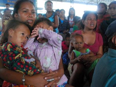 Familien haben sich vor «Haiyan» in Notunterkünfte geflüchtet. Foto: Jay Rommel Labra Angst vor «Haiyan»