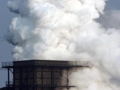 Die EU-Staaten sind bereit, den kriselnden Handel mit dem Treibhausgas Kohlendioxid (CO2) zu reformieren. Die Reform soll dafür sorgen, dass die Industrie wieder mehr für den CO2-Ausstoß bezahlen muss. Foto: Achim Scheidemann Qualmende Schlote