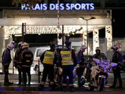Einsatz in Paris: Polizisten vor dem Einsatz in Paris