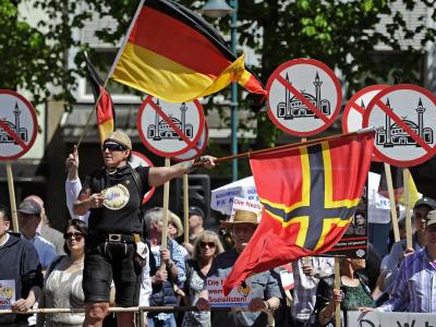 Rechtsextrem und populistisch: Anhänger von «Pro NRW» protestieren in Bonn gegen den Bau von Moscheen. Foto: Marius Becker/Archiv Demonstration in Bonn