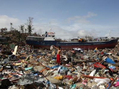 Trümmerwüste in der am härtesten getroffenen Stadt Tacloban. Foto: Francis R. Malasig Trümmerwüste