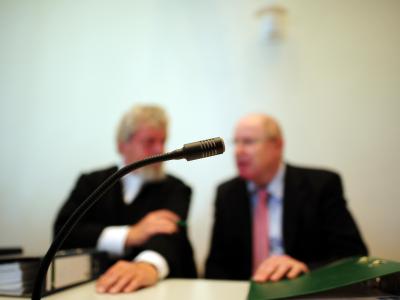 Dem Frauenarzt (r) wird vorgeworfen, fast 2000 Patientinnen in der Umkleidekabine und im Untersuchungsraum abgelichtet zu haben. Foto: Daniel Reinhardt/Archiv Prozess gegen Frauenarzt