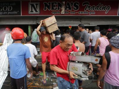 Plünderungen in Tacloban. Foto: Francis R. Malasig Plünderungen