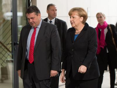 Sigmar Gabriel, der Angela Merkel vor dem Willy-Brandt-Haus in Empfang nahm, sagte: «Wir sind schon von Berufswegen her optimistisch.» Foto: Maurizio Gambarini Koalitionsverhandlungen