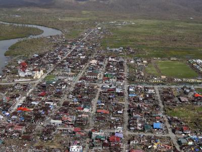 Bild der Verwüstung: Luftaufnahme der vom verheerenden Taifun zerstörten Stadt Guian auf den Philippinen. Foto: Dennis M. Sabangan Bild der Verwüstung