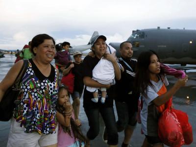In den vom Taifun «Haiyan» zerstörten Gebieten wollen die Überlebenden nur eines: weg. Aber nur wenige ergattern einen Platz in einem rettenden Flugzeug. Foto: Mast Irham Überlebende auf Flughafen Tacloban
