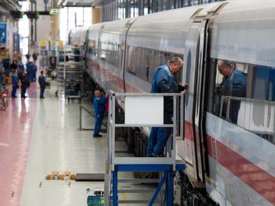 Ein ICE-Zug wird im ICE-Werk Berlin-Rummelsburg gewartet. Foto: Maurizio Gambarini Wintervorbereitungen bei der Bahn