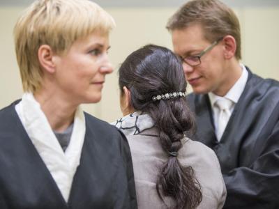 Die Angeklagte Beate Zschäpe im Gerichtssaal des Oberlandesgerichts in München neben ihren Anwälten Anja Sturm und Wolfgang Heer zu sehen. Zschäpe ist als Mittäterin bei allen Verbrechen des «Nationalsozialistischen Untergrunds» angeklagt. Foto: Marc Müll NSU-Prozess