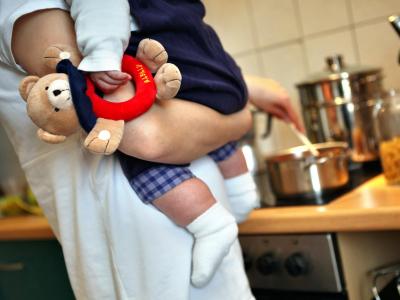 Nach Meinung der «Wirtschaftsweisen» sollte das Betreuungsgeld gestrichen werden. Foto: Jan Woitas Mutter mit Kind