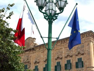 Maltesische und EU-Flagge in Floriana. Malta will den Kauf der Staatsangehörigkeit ermöglichen. Foto: Karl Azzopardi/Archiv Malta verkauft Staatsangehörigkeit