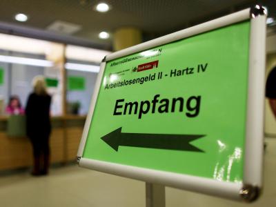 Die Zahl der Hartz IV-Empfänger ging um 1,3 Prozent auf gut sechs Millionen zurück, gleichzeitig erhielten mehr Menschen Sozialhilfe. Foto: Oliver Berg Hartz IV