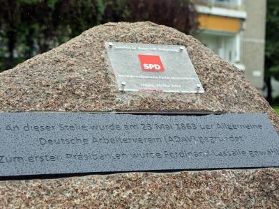 Ein Gedenkstein erinnert in Leipzig der an die Gründung des Allgemeinen Deutschen Arbeitervereins. Foto: Jan Woitas Gedenkstein