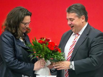 Generalsekretärin Andrea Nahles gratuliert Gabriel zur Wiederwahl. Foto: Hannibal SPD-Bundesparteitag