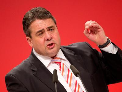 Sigmar Gabriel spricht in Leipzig zu den Delegierten. Foto: Kay Nietfeld SPD-Bundesparteitag